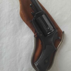 : revolver de poche avec son gousset en cuir