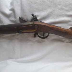 Fusil ancien – vue d’ensemble sur fond clair